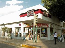 La cadena de tiendas de conveniencia indica que poco más de 17 mil empleados fueron enviados a casa con goce de sueldo. EL INFORMADOR / ARCHIVO