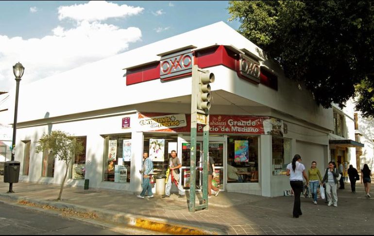 La cadena de tiendas de conveniencia indica que poco más de 17 mil empleados fueron enviados a casa con goce de sueldo. EL INFORMADOR / ARCHIVO