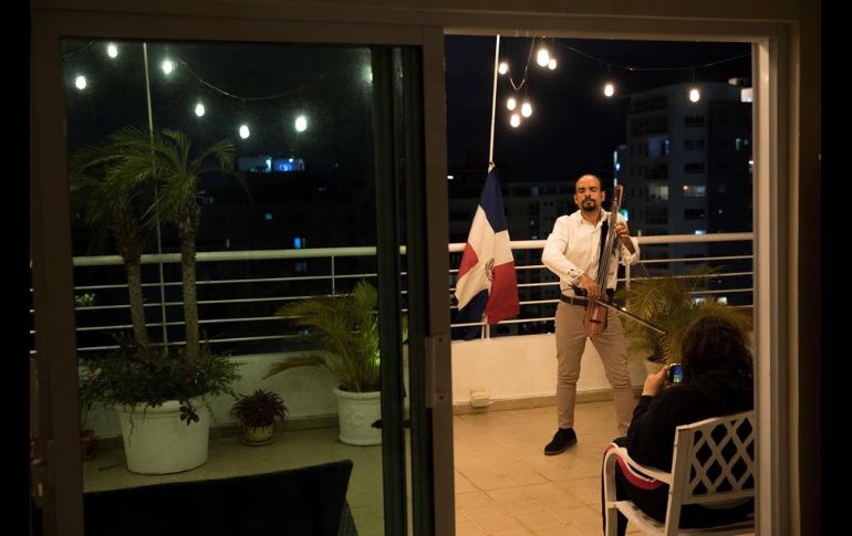 Desde la terraza del apartamento de Pablo Polanco, unas potentes bocinas derraman los acordes por todo el sector Evaristo Morales. EFE/O. Barría