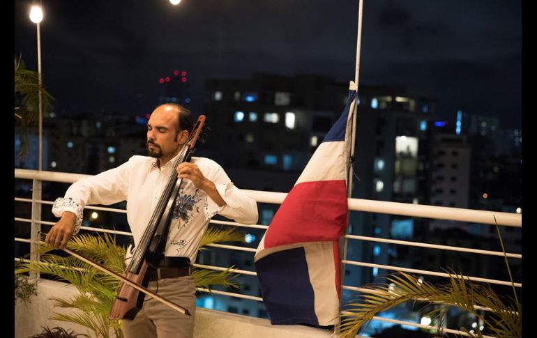 Desde la terraza del apartamento de Pablo Polanco, unas potentes bocinas derraman los acordes por todo el sector Evaristo Morales. EFE/O. Barría