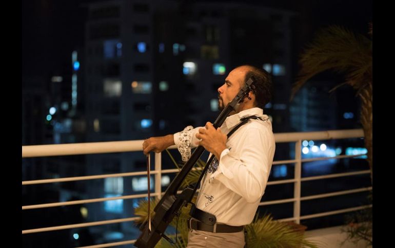 Desde la terraza del apartamento de Pablo Polanco, unas potentes bocinas derraman los acordes por todo el sector Evaristo Morales. EFE/O. Barría