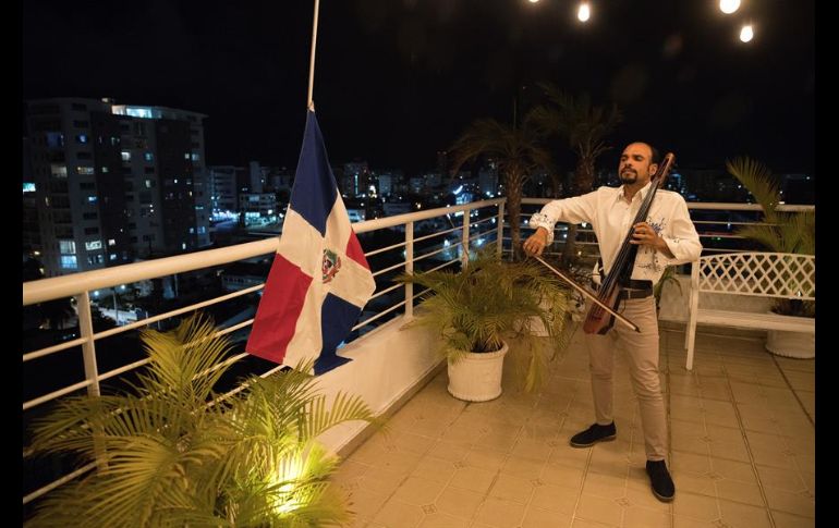 Desde la terraza del apartamento de Pablo Polanco, unas potentes bocinas derraman los acordes por todo el sector Evaristo Morales. EFE/O. Barría