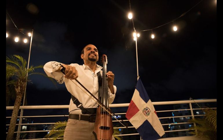 Desde la terraza del apartamento de Pablo Polanco, unas potentes bocinas derraman los acordes por todo el sector Evaristo Morales. EFE/O. Barría