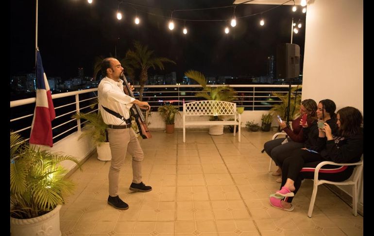 Desde la terraza del apartamento de Pablo Polanco, unas potentes bocinas derraman los acordes por todo el sector Evaristo Morales. EFE/O. Barría