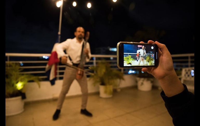 Desde la terraza del apartamento de Pablo Polanco, unas potentes bocinas derraman los acordes por todo el sector Evaristo Morales. EFE/O. Barría