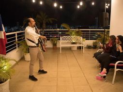 Desde la terraza del apartamento de Pablo Polanco, unas potentes bocinas derraman los acordes por todo el sector Evaristo Morales. EFE/O. Barría