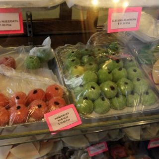 Detienen a dos por vender gomitas de mariguana por redes sociales