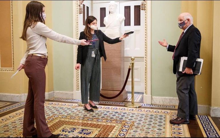 El senador demócrata estadounidense de Maryland, Ben Cardin, habla con los periodistas mientras el Senado considera el nuevo paquete de estímulo. EFE/S. Thew