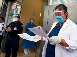 Al bloquear completamente la cara y ojos del contacto accidental con líquidos, los protectores faciales brindan mayor seguridad al servicio médico que está en contacto con pacientes de COVID-19. AFP/A. Estrella