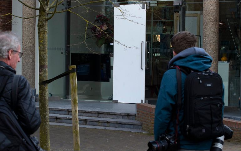 La policía espera que publicitar las imágenes ayude a rastrear al ladrón que se llevó “El jardín de la casa parroquial en Nuenen en la primavera”. AP / P. Dejong