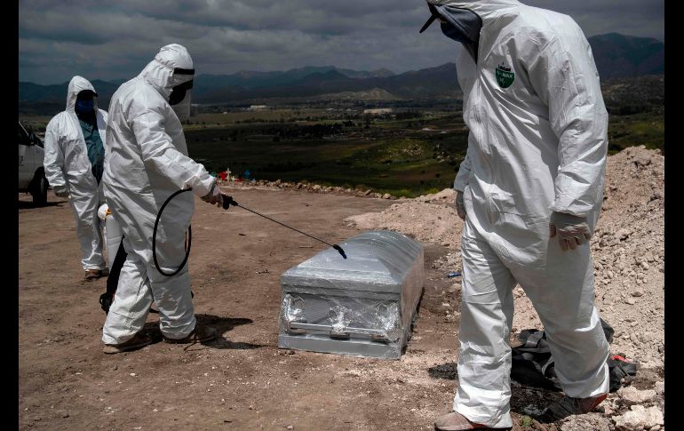El cuerpo de esta víctima de coronavirus no fue reclamado. El ataúd está cubierto en plástico. AFP/G. Arias