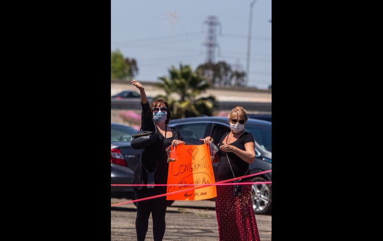 Amigos y familiares ven una ceremonia a distancia. AFP/A. Gomes