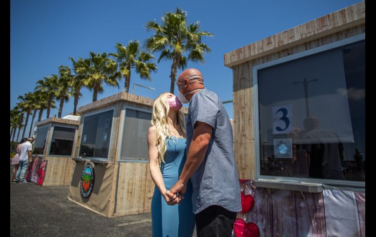 Chad Robbins y Tracey Robbins se besan en su boda. AFP/A. Gomes