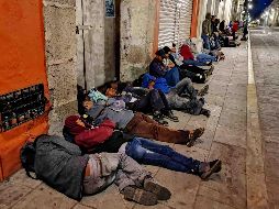 Ayer, la fila de personas dormidas y aglomeradas le daba una vuelta a la cuadra. Y aunque algunos trataban de mantener espacios de un metro, otros se durmieron sin observar la distancia. SUN