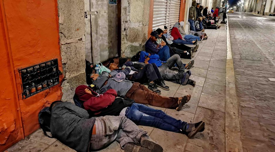 Ayer, la fila de personas dormidas y aglomeradas le daba una vuelta a la cuadra. Y aunque algunos trataban de mantener espacios de un metro, otros se durmieron sin observar la distancia. SUN