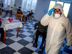 Unidades de la empresa pública de Gestión Ambiental de Castilla-La Mancha desinfectan una residencia de ancianos en Santiago de los Montes, Toledo. EFE/I. Herrero