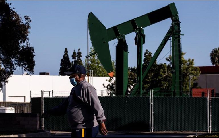 La demanda total de petróleo en EU consiste principalmente en gasolina de motor, combustible destilado y para aviones; así como materias primas químicas. EFE/E. Laurent