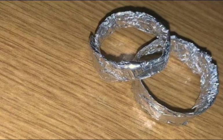 Los miembros del equipo prepararon los anillos con papel aluminio para que todo pareciera como una ceremonia real.