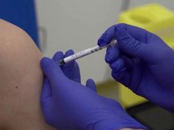 La microbióloga Elisa Granato recibe hoy la vacuna como parte del ensayo clínico que realiza la Universidad de Oxford, en Inglaterra. AP/Universidad de Oxford