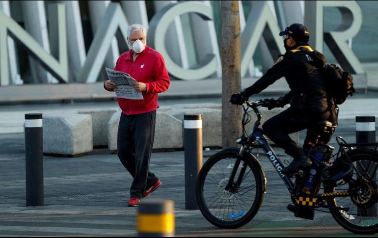 Un hombre usa tapabocas mientras camina este jueves por las calles de la Ciudad de México. EFE/J. Méndez