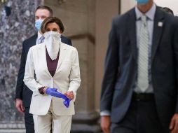 La presidenta de la Cámara de Representantes, Nancy Pelosi, camina a su oficina después de votar el nuevo paquete de estímulos. EFE/S. Thew