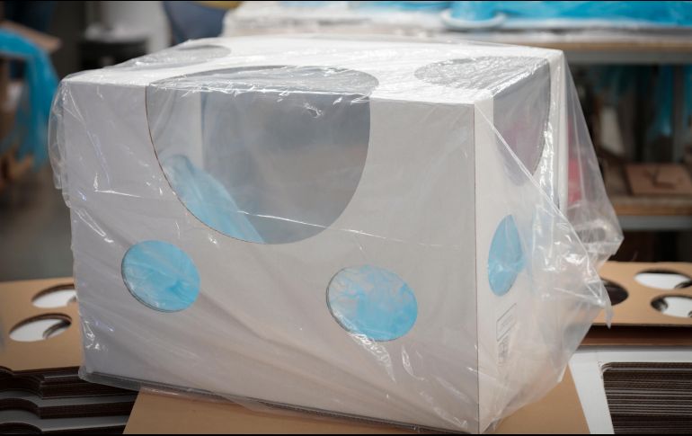 La caja de cartón cuenta con seis ventanas para que el doctor y enfermeros puedan manipular al paciente. EL INFORMADOR / F. Atilano