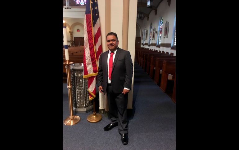 Javier Morales en un templo tras una ceremonia de primera comunión de una ahijada.  AP/Cortesía de Sheila Cruz-Morales