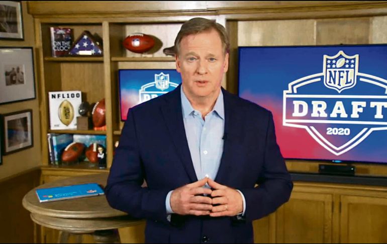 ROGER GODELL. El comisionado de la Liga adaptó la sala de su hogar como si fuera un escenario y desde ahí anunció todas las selecciones. AP