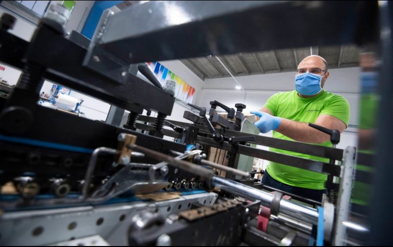 Ayer, López Obrador indicó que la próxima semana iniciará el reparto de créditos por 25 mil pesos a un millón de pequeños empresarios y un millón de unidades económicas informales. EFE/C. Peri