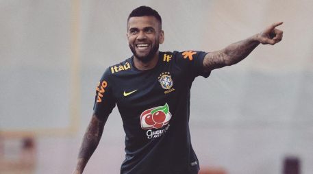 El veterano defensor ha vestido la camiseta de 5 clubes en su carrera. FACEBOOK/@DaniAlvesD2