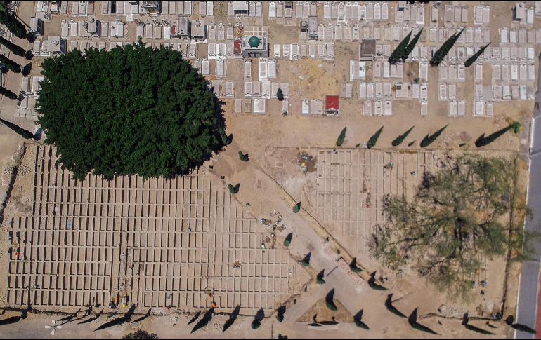 El Ayuntamiento de Guadalajara terminará la próxima semana la habilitación de 700 fosas de inhumación en el Panteón de Mezquitán; de los mil 069 fallecimientos por COVID-19 registrados hasta ayer en México, 19 ocurrieron en Jalisco. EL INFORMADOR/G. Gallo