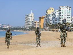 El Presidente López Obrador destaca que más de 18 mil elementos de la Defensa, Marina y Guardia Nacional se han desplegado en todo el país para atender la emergencia sanitaria. EFE / D. Guzmán
