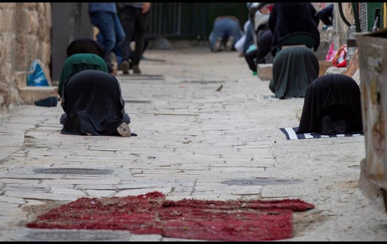 Este año, los fieles deben celebrar con su familia nuclear y se tienen que conformar con rezar en casa, lo que desvirtúa la noción colectiva de la festividad. EFE/A. Safadi