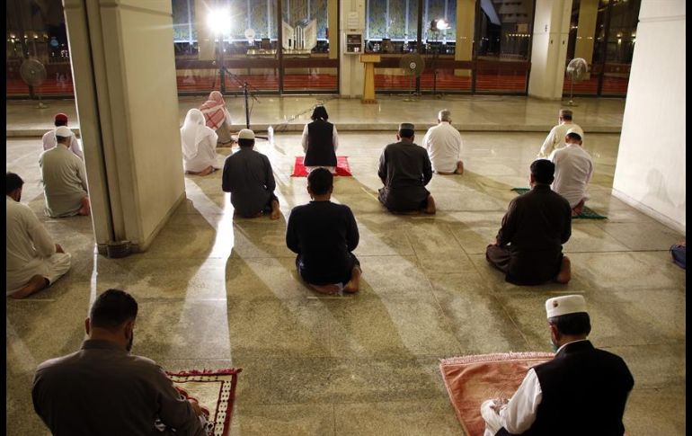 Este año, los fieles deben celebrar con su familia nuclear y se tienen que conformar con rezar en casa, lo que desvirtúa la noción colectiva de la festividad. EFE/A. Safadi