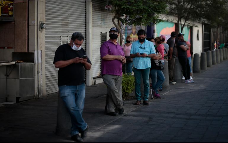 Hubo quienes llegaron a la mercería 30 minutos antes de que abrieran para hacer fila. EL INFORMADOR / F. Atilano