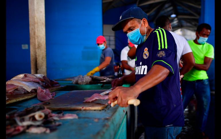 El gobierno de Panamá ha entregado ayudas como bolsas de comida y bonos de 80 dólares entre más de un millón de familias, pero los pescadores decidieron hacer su parte. AFP/L. Acosta