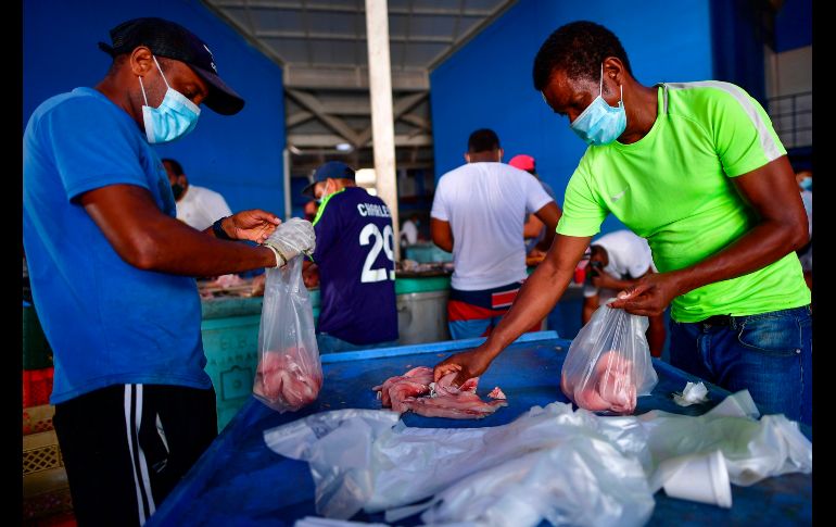 El gobierno de Panamá ha entregado ayudas como bolsas de comida y bonos de 80 dólares entre más de un millón de familias, pero los pescadores decidieron hacer su parte. AFP/L. Acosta
