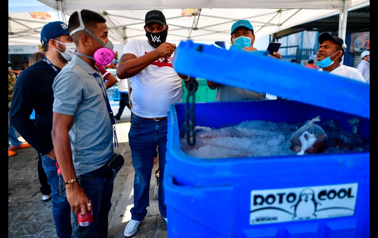El gobierno de Panamá ha entregado ayudas como bolsas de comida y bonos de 80 dólares entre más de un millón de familias, pero los pescadores decidieron hacer su parte. AFP/L. Acosta