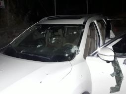 Policías del municipio encuentran una camioneta Nissan X-Trail blanca placas JRD 9082, con numerosos impactos de arma de fuego. ESPECIAL