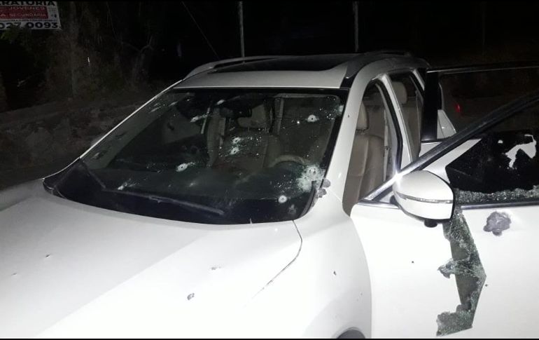 Policías del municipio encuentran una camioneta Nissan X-Trail blanca placas JRD 9082, con numerosos impactos de arma de fuego. ESPECIAL