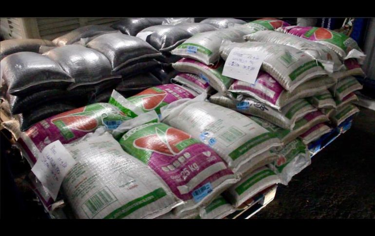 La entrega de los paquetes de despensas tuvo lugar en el banco de alimentos de México en Guadalajara. ESPECIAL