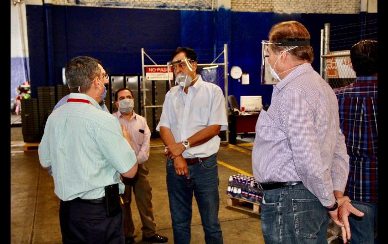 La entrega de los paquetes de despensas tuvo lugar en el banco de alimentos de México en Guadalajara. ESPECIAL