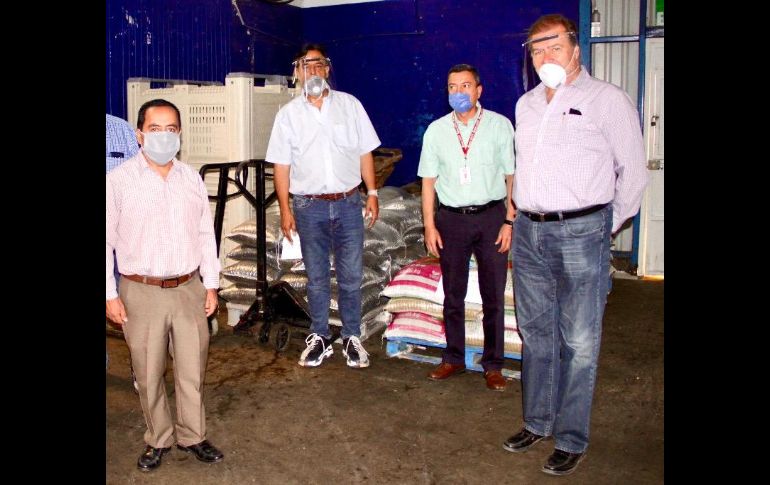 La entrega de los paquetes de despensas tuvo lugar en el banco de alimentos de México en Guadalajara. ESPECIAL