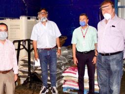 La entrega de los paquetes de despensas tuvo lugar en el banco de alimentos de México en Guadalajara. ESPECIAL