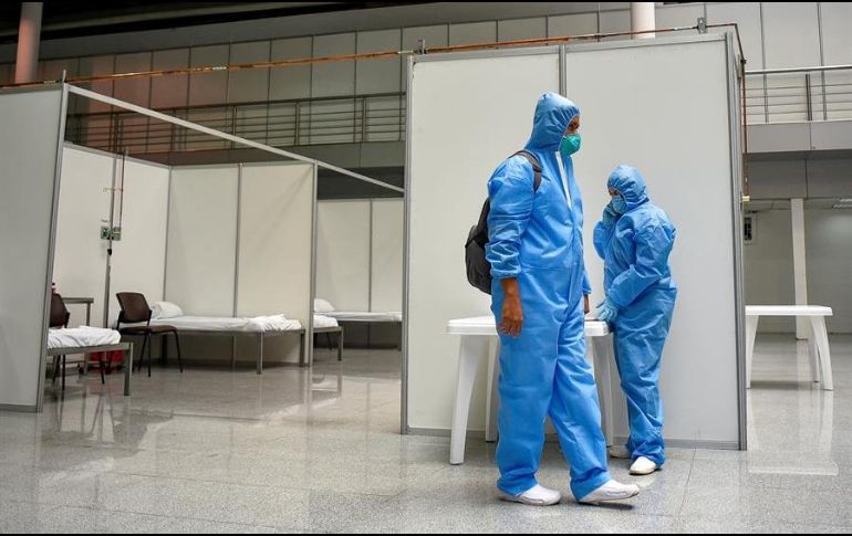 Médicos y trabajadores de salud se preparan este viernes en un improvisado hospital en el Centro de Convenciones instalado en la ciudad de Guayaquil. EFE/M. Torres