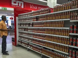 La regulación de precios de venta al público de productos de primera necesidad, como leche, azúcar o harina de maíz, ha sido una constante de los Gobiernos chavistas. EFE/M. Gutiérrez