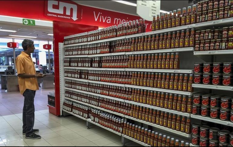 La regulación de precios de venta al público de productos de primera necesidad, como leche, azúcar o harina de maíz, ha sido una constante de los Gobiernos chavistas. EFE/M. Gutiérrez