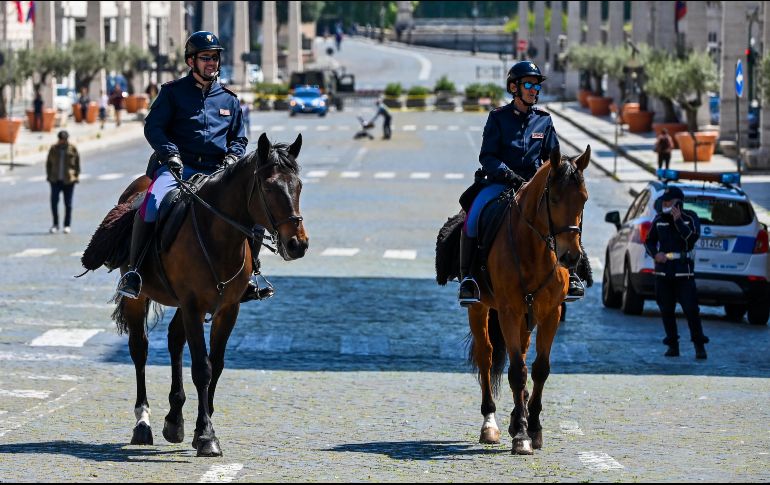 Policías patrullan en los límites entre Roma y El Vaticano durante el confinamiento. AFP/A. Solaro