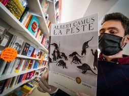 Un hombre se prepara para tener lista para la reapertura una librería en Nápoles. EFE/C. Abbate