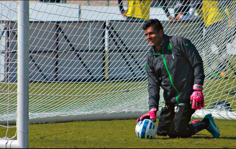 El dinero fue la causa por la que el portero Oswaldo Sánchez no cumplió con su sueño de jugar en Europa. Imago7 / ARCHIVO